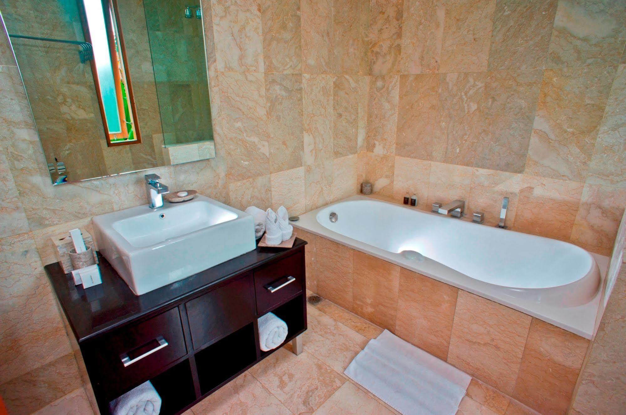 Villa Travis Семиньяк Экстерьер фото